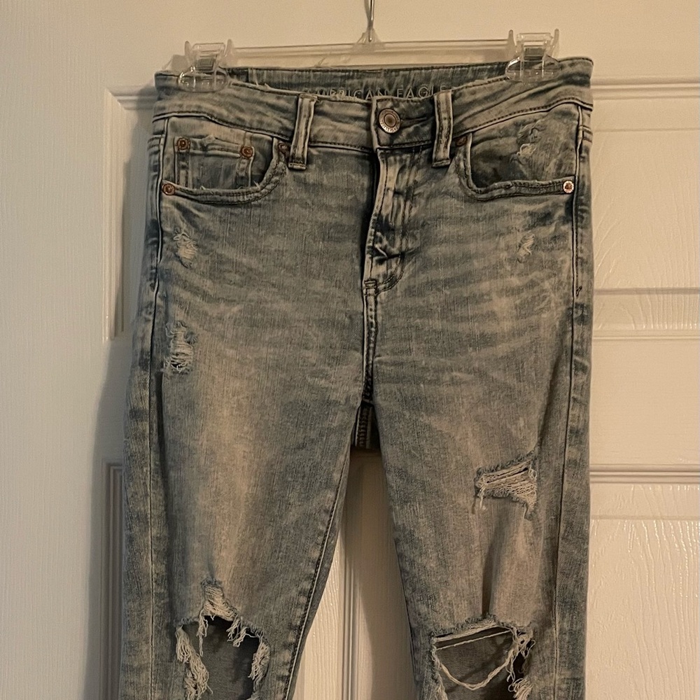 AE HI RISE ACID WASH BUSTED KNEE JEGGING